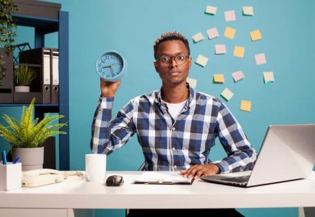 Melhor relógio de ponto para pequena empresa: como escolher
